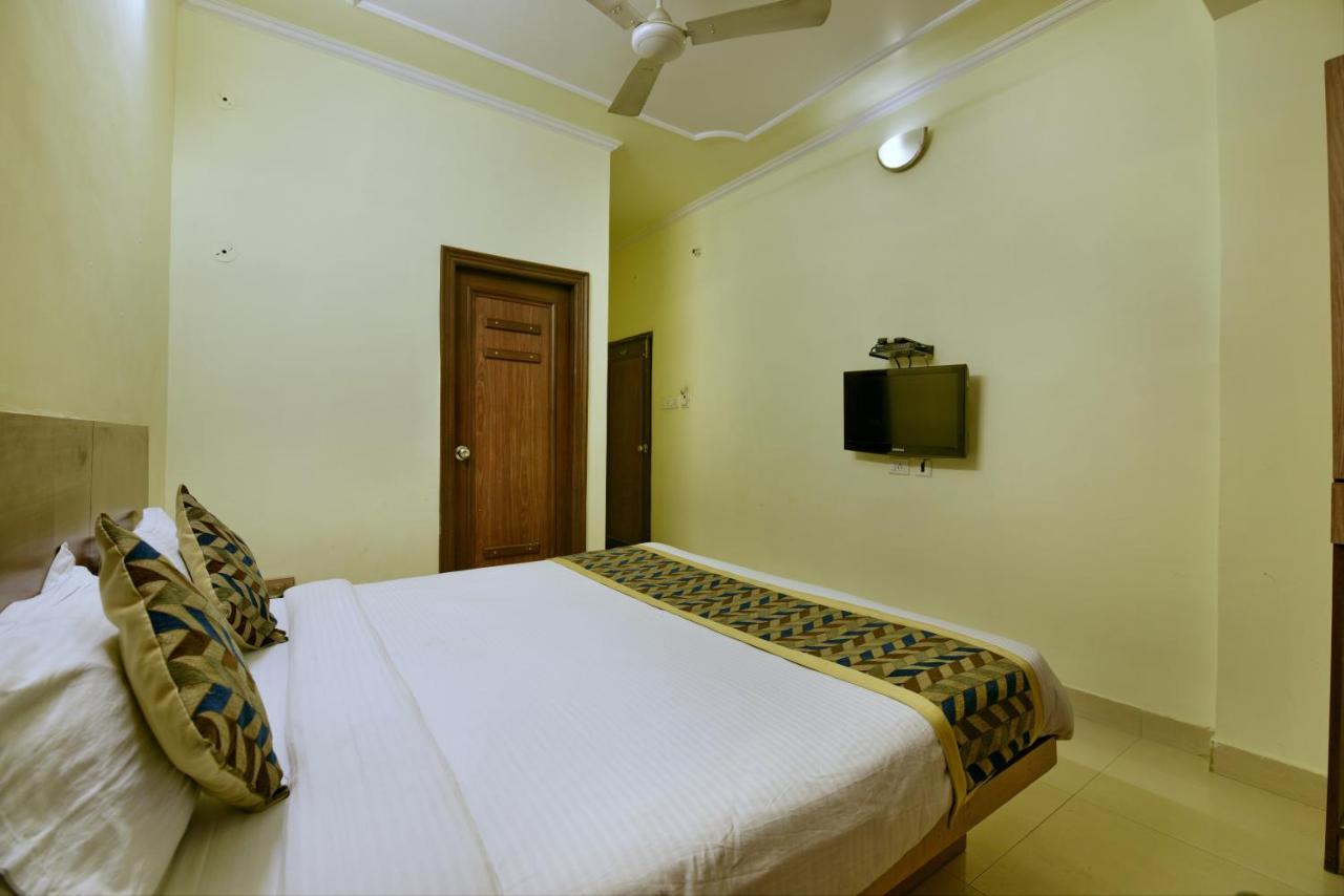 Oyo 2289 Hotel Radha Palace Kukas Exterior foto